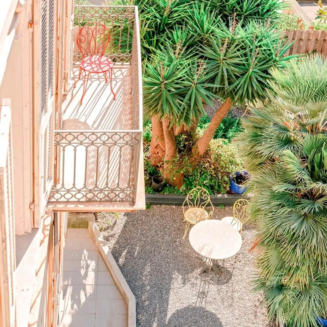 Hotel Lemon مينتون